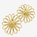 Boucles Chloé, marguerite aux pétales ajourés et cœur martelé, acier inoxydable doré