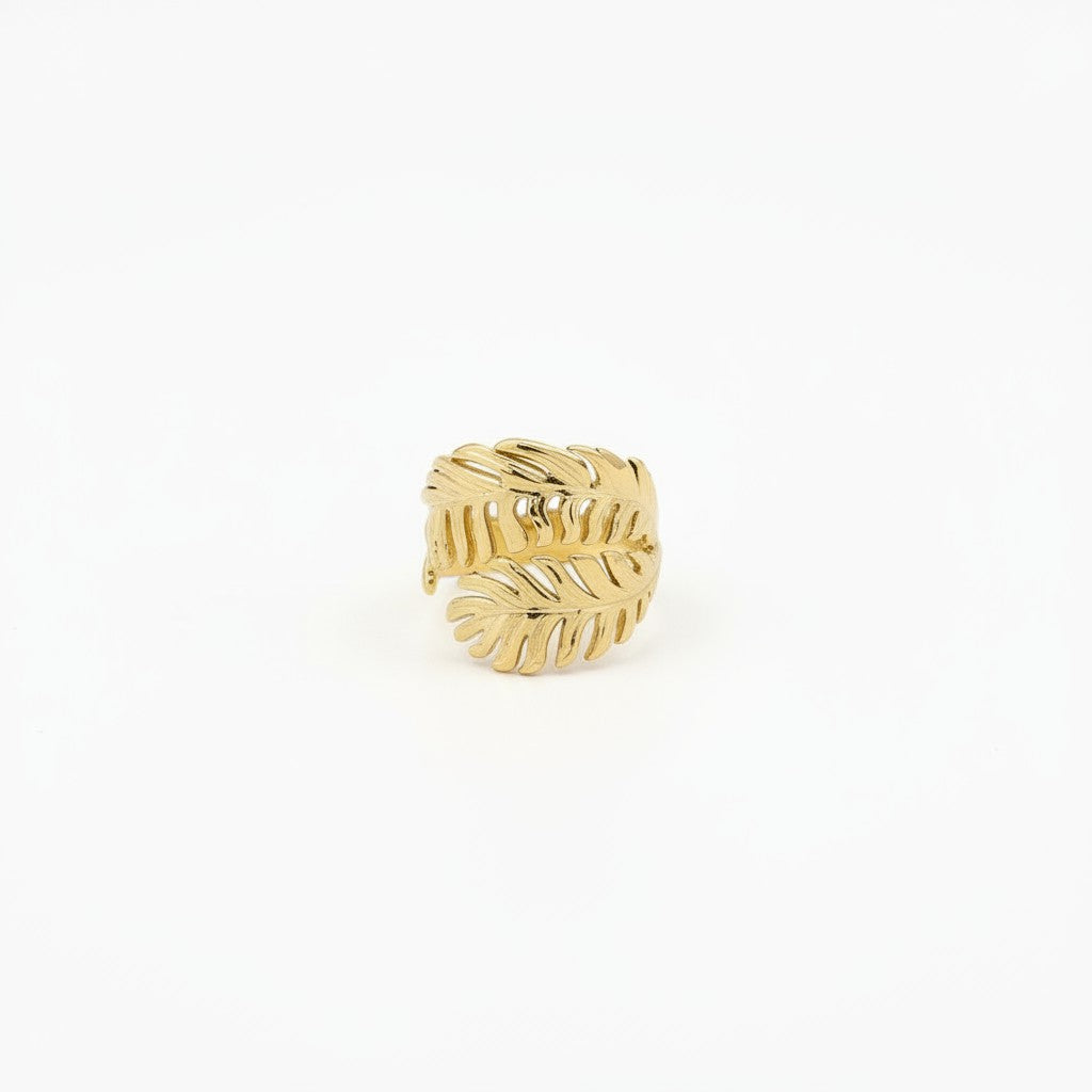 Bague ajustable Ipsē modèle Ambera en acier inoxydable doré avec un motif de deux feuilles exotiques.