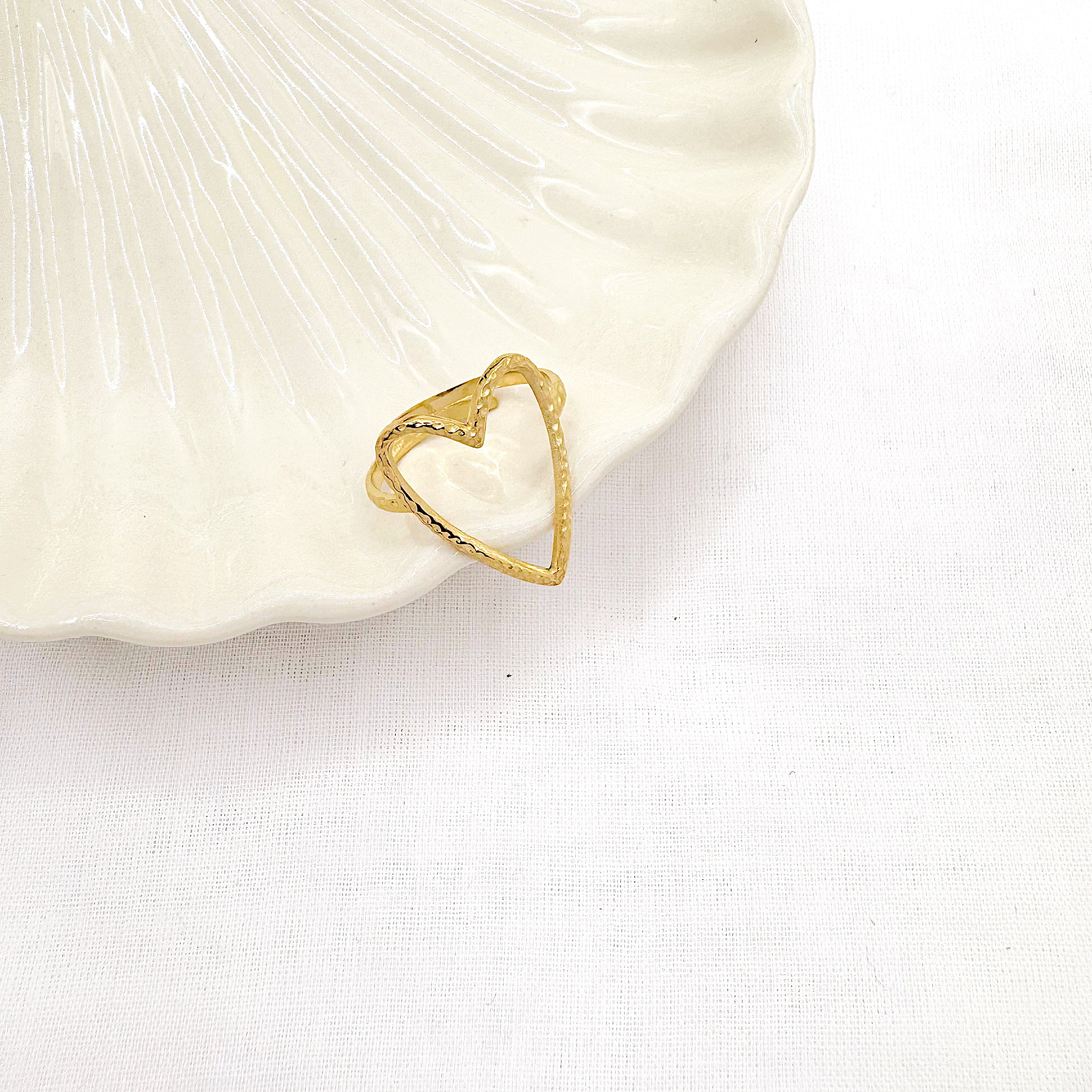 Bague Opale, cœur ajouré à la texture martelée en acier inoxydable doré