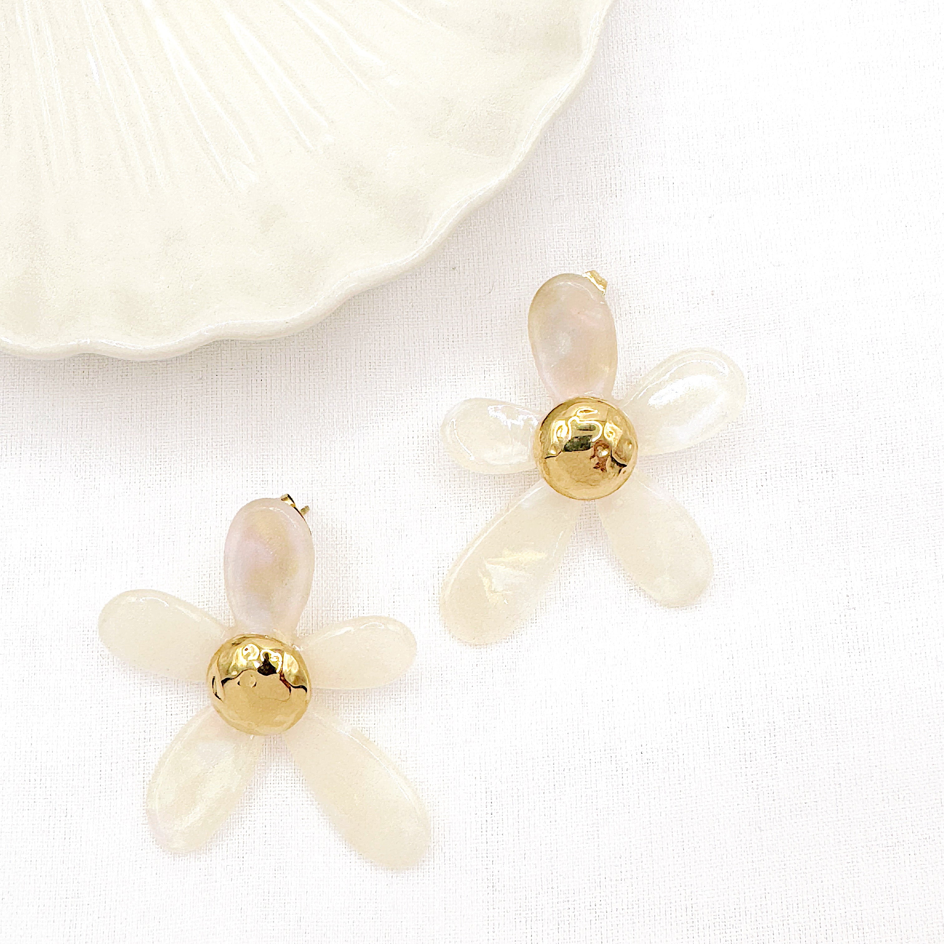 Boucles Emma, fleur aux pétales larges en acétate, acier inoxydable doré