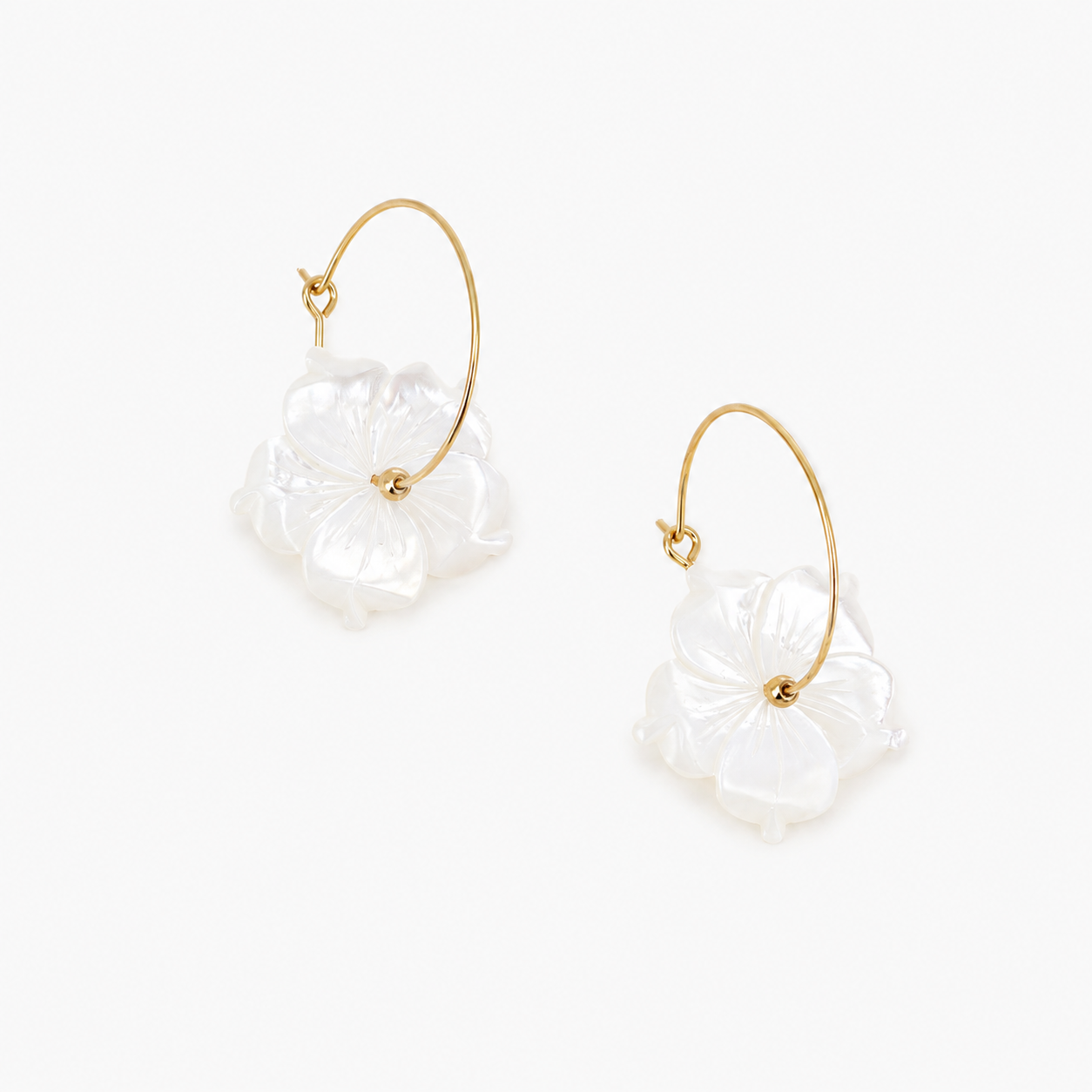 Boucles Nahla, fine créole et fleur sculptée en nacre
