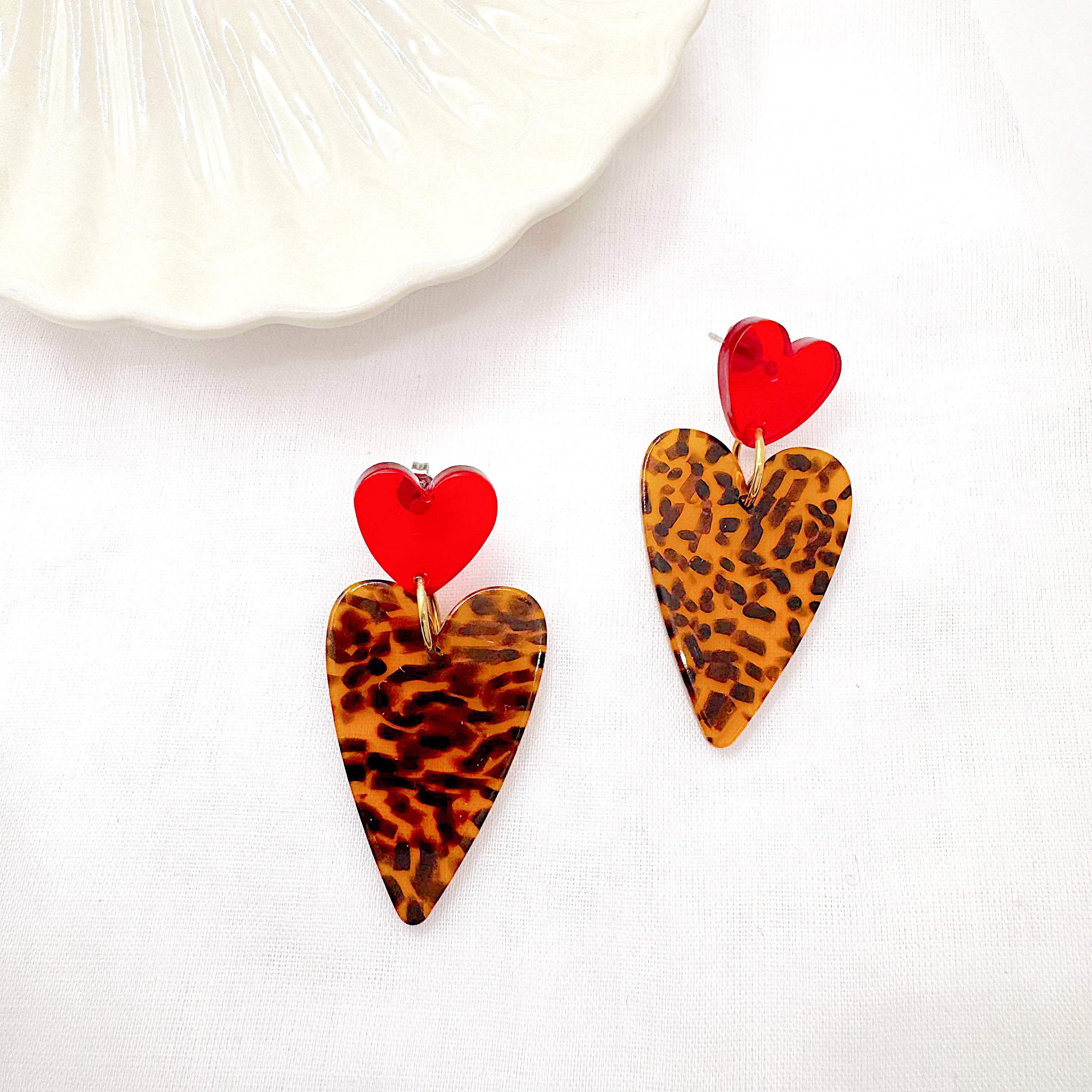 Boucles Vesuvia, petit cœur rouge et grand cœur imprimé léopard, acier inoxydable et acétate