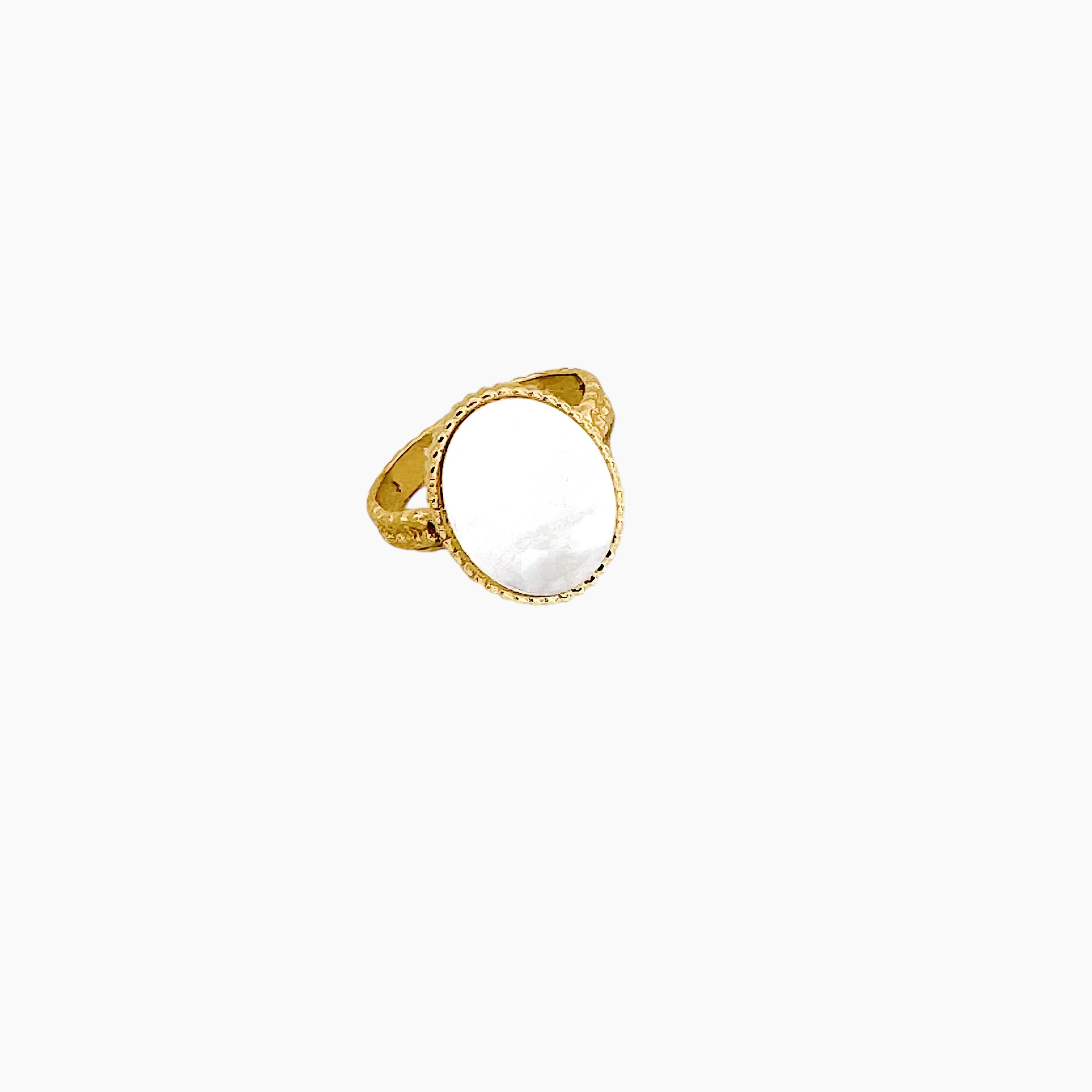 Bague Thea, pierre naturelle ovale à bordure perlée, acier inoxydable doré