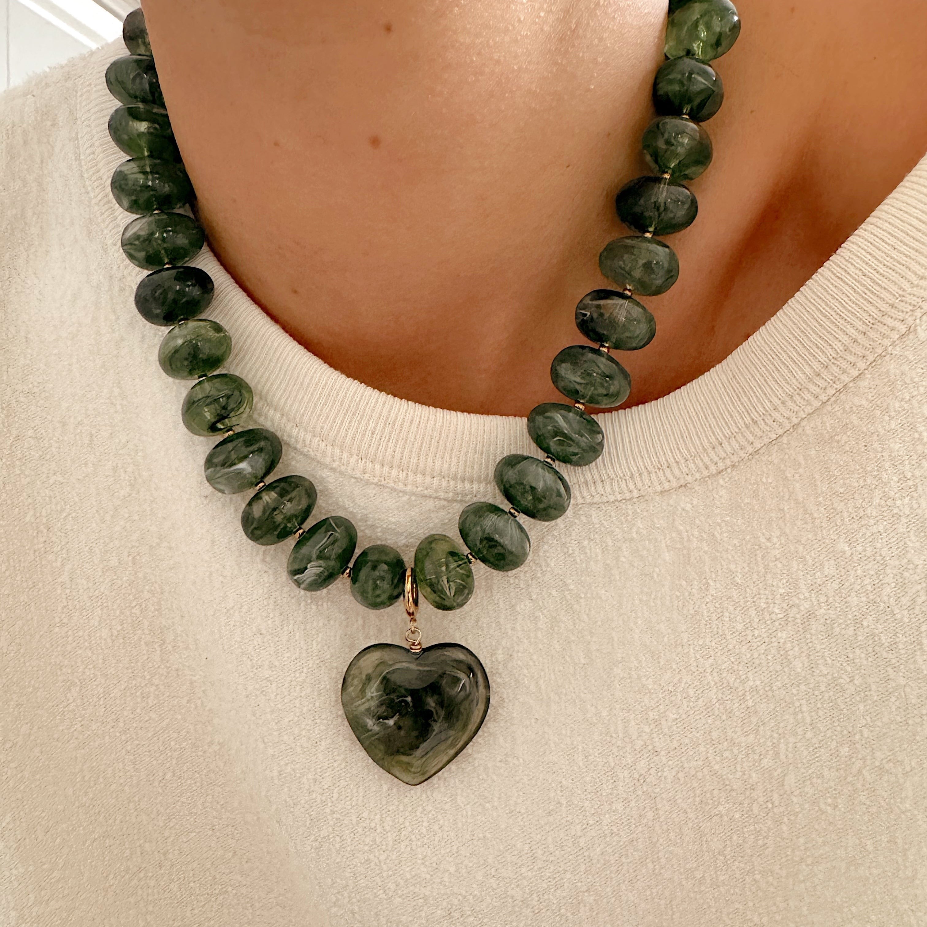 Collier Damien, grosses perles en résine et pendentif cœur amovible