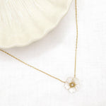 Collier Ocean, fleur nacrée sertie d'un cristal, acier inoxydable doré