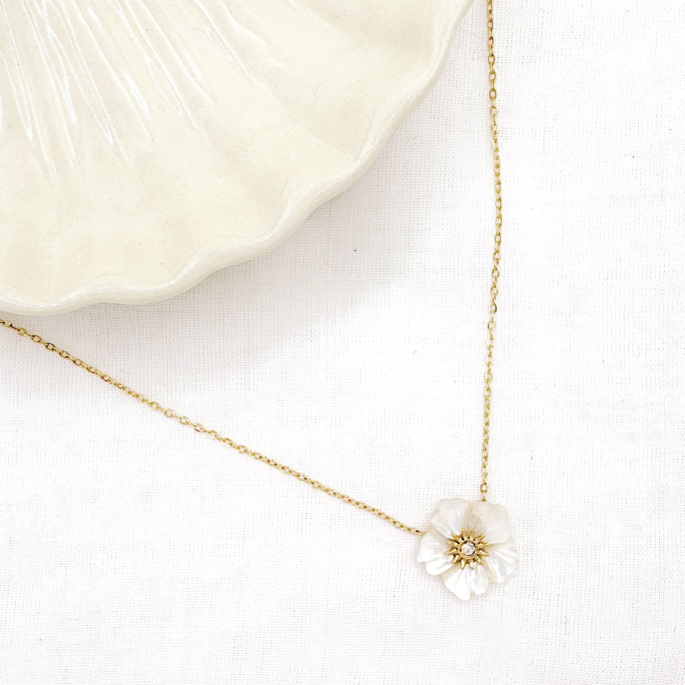 Collier Ocean, fleur nacrée sertie d'un cristal, acier inoxydable doré
