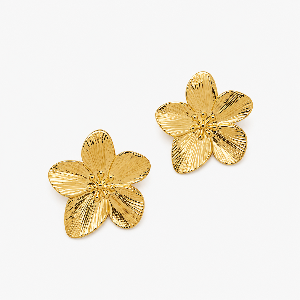 Boucles Romy, fleur de cerisier aux pétales striés, acier inoxydable doré
