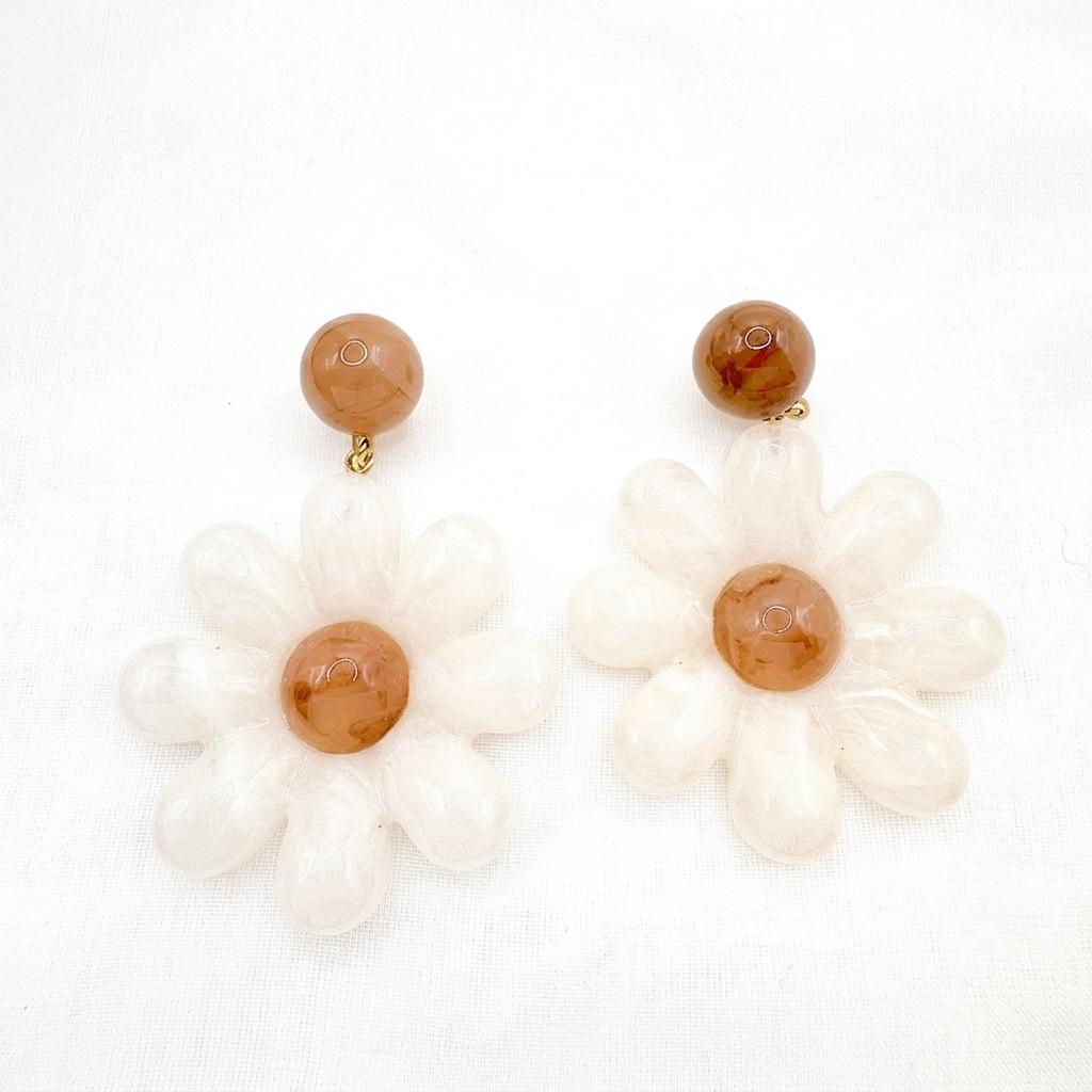 Boucles Lina, demi-boule en acétate et fleur marguerite, acier inoxydable
