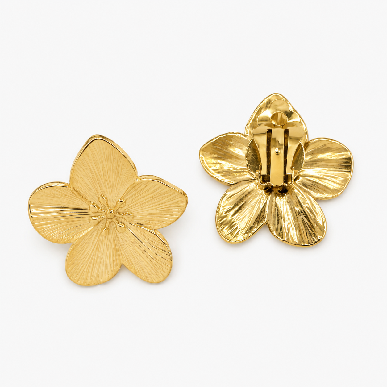 Boucles Noe, fleur aux pétales striés, acier inoxydable doré, fermoir à clip