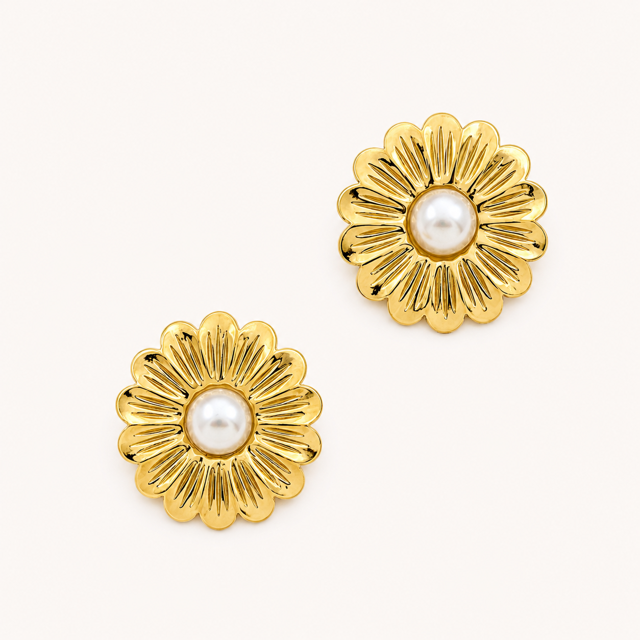 Boucles Trento, fleur texturée avec perle centrale, acier inoxydable doré