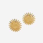 Boucles d'oreilles Eva Ipsé, motif soleil en acier inoxydable doré, sur fond neutre