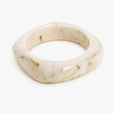 Bracelet Vellia, jonc en résine marbrée ivoire à angles adoucis