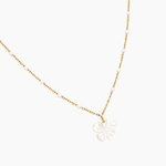 Collier Daphne, chaîne de perles émaillées et pendentif fleur nacrée, acier inoxydable doré