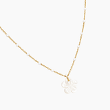 Collier Daphne, chaîne de perles émaillées et pendentif fleur nacrée, acier inoxydable doré