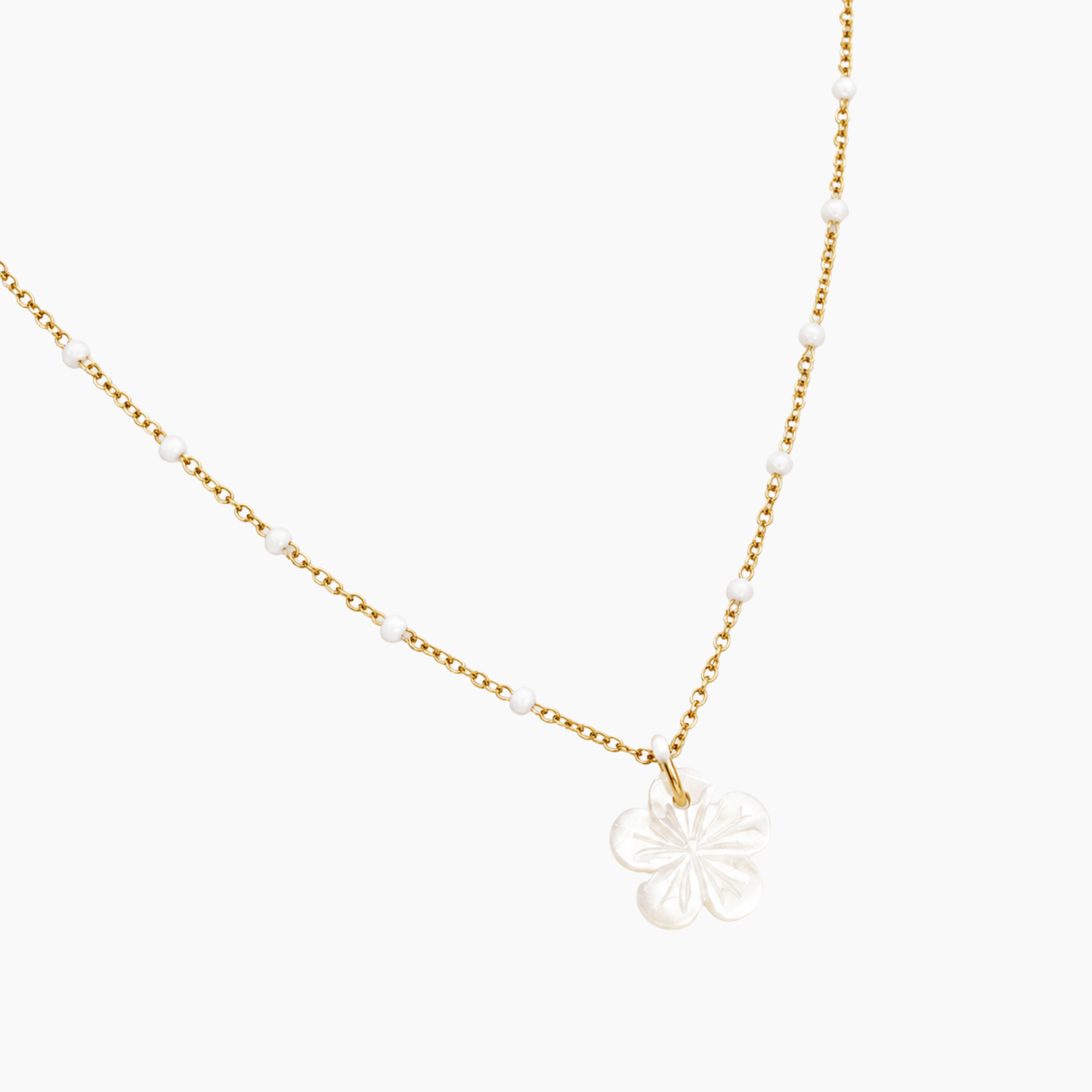 Collier Daphne, chaîne de perles émaillées et pendentif fleur nacrée, acier inoxydable doré