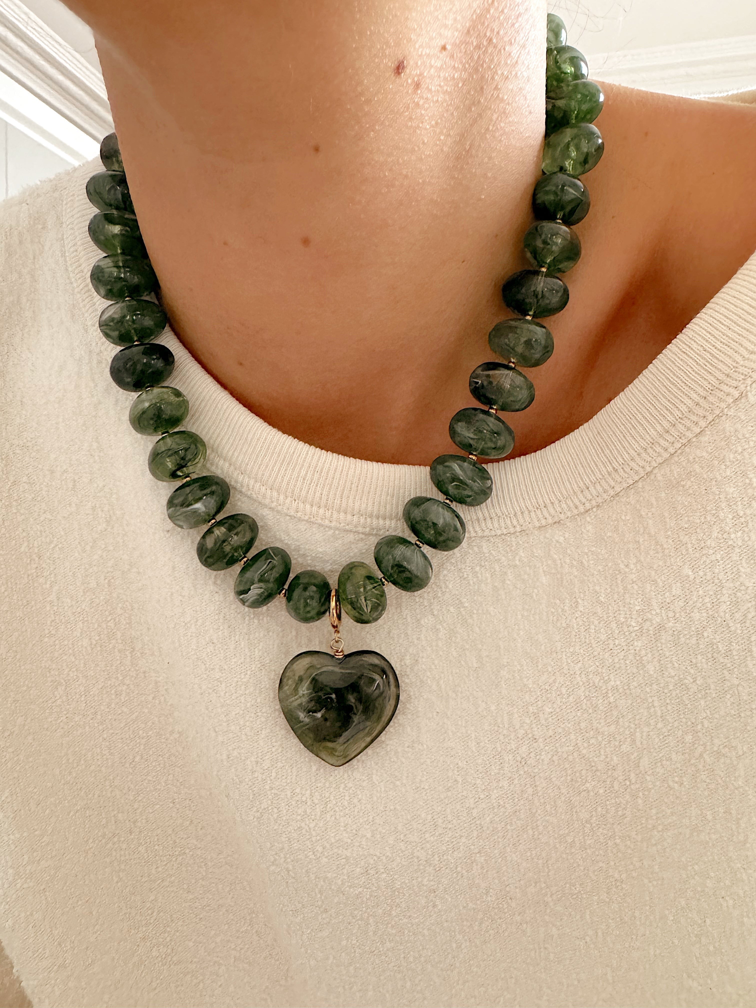 Collier Damien, grosses perles en résine et pendentif cœur amovible
