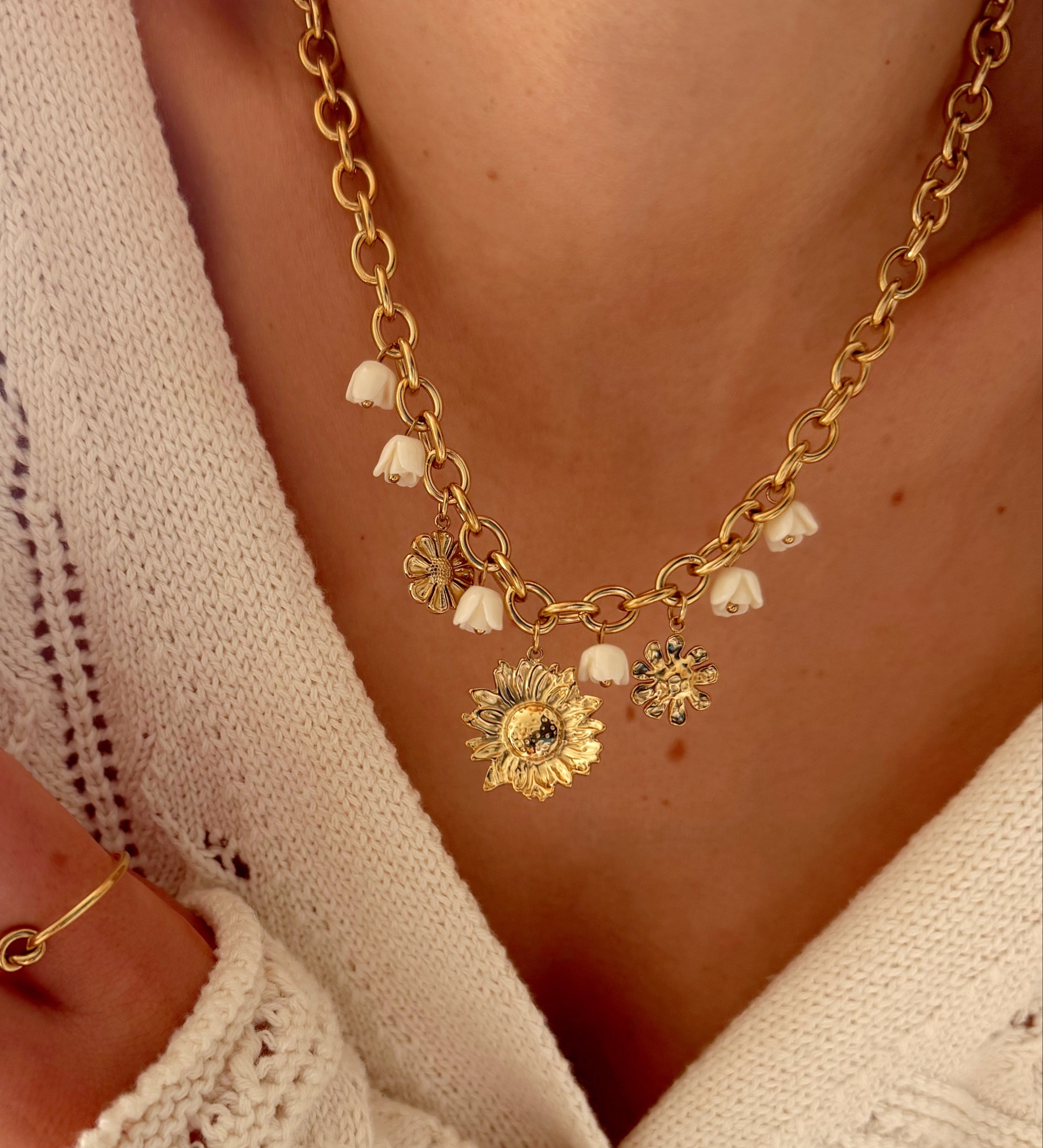 COLLIER PAUSE