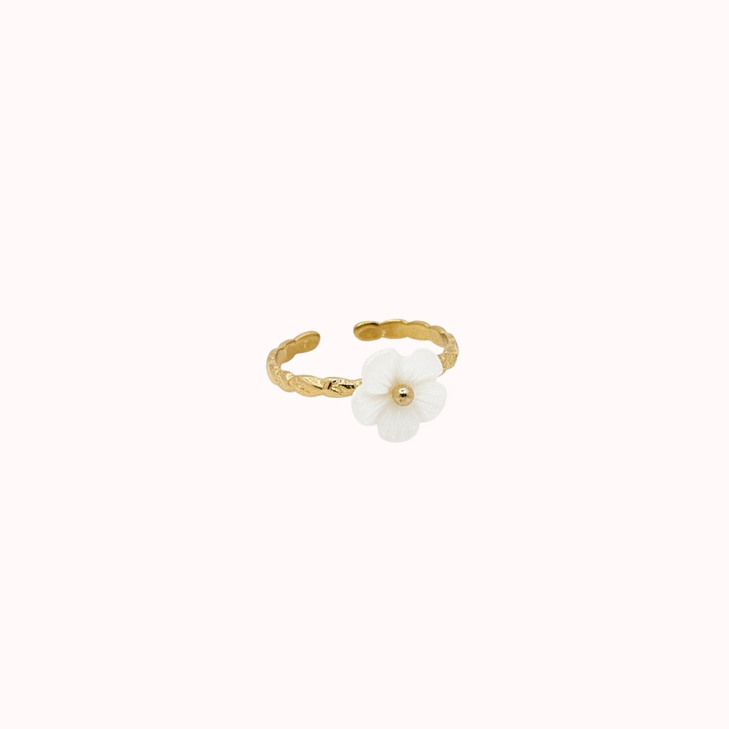 Bague fine Ipsē dorée en acier inoxydable avec anneau tressé et fleur en nacre blanche ajustable