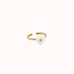 Bague fine Ipsē dorée en acier inoxydable avec anneau tressé et fleur en nacre blanche ajustable