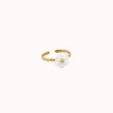 Bague fine Ipsē dorée en acier inoxydable avec anneau tressé et fleur en nacre blanche ajustable