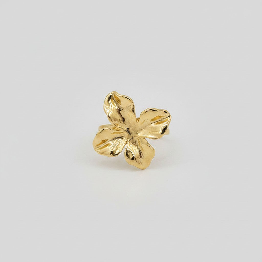 Bague ajustable Ipsē en acier inoxydable doré avec un motif de fleur texturé, résistante à l'eau.