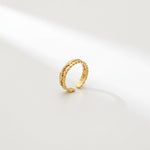 Bague Ipsē Nacara ajustable en acier inoxydable doré, composée de deux rangs, l'un perlé et l'autre barbelé.