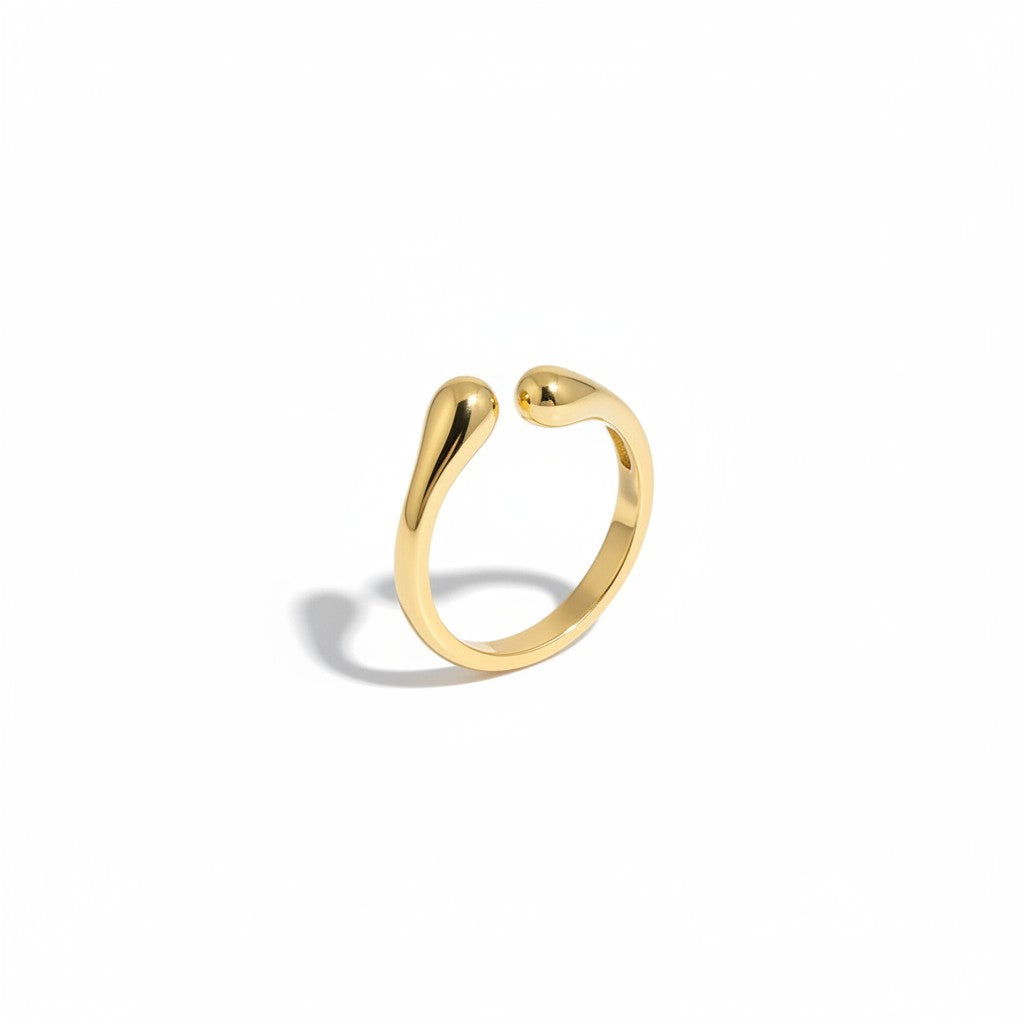 Bague fine ajustable Ipsē en acier inoxydable doré avec un design minimaliste aux extrémités arrondies.