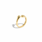 Bague fine ajustable Ipsē en acier inoxydable doré avec un design minimaliste aux extrémités arrondies.
