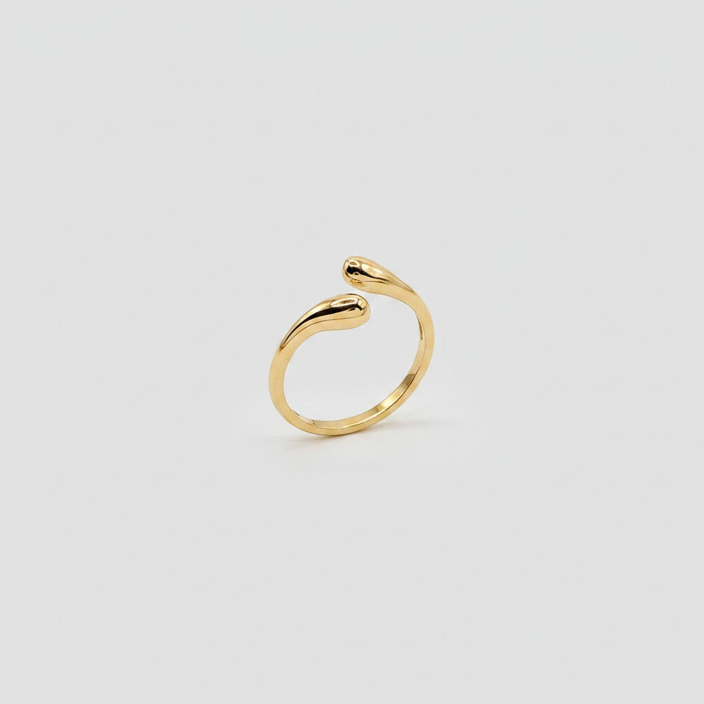 Bague fine Ipsē Rayna en acier inoxydable doré avec formes entrelacées ajustables