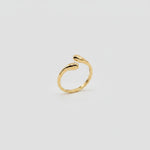 Bague fine Ipsē Rayna en acier inoxydable doré avec formes entrelacées ajustables