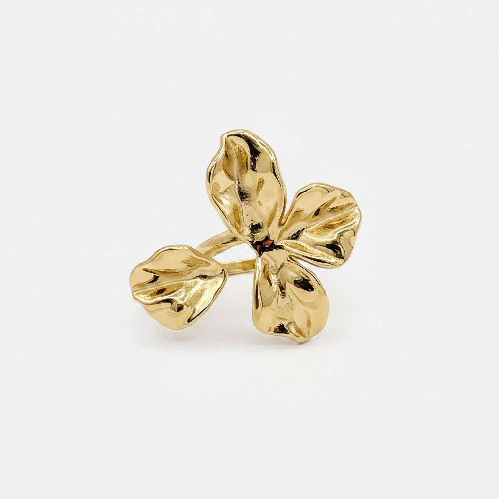 Bague ouverte Ipsē modèle Storm en acier inoxydable doré avec motifs feuillages, ajustable et résistante à l'eau.