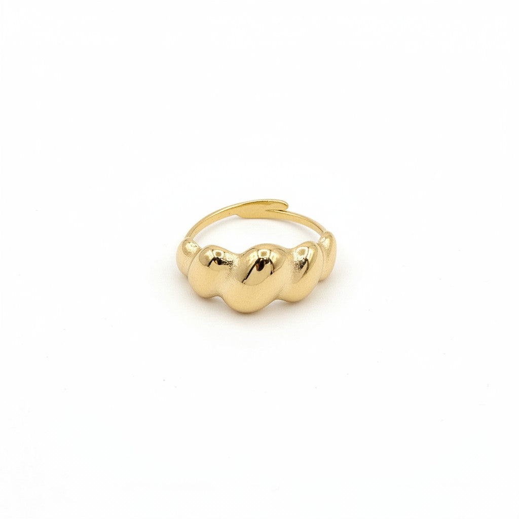 Bague Sunya Ipsē ajustable en acier inoxydable doré avec un motif graphique ondulé, résistante à l'eau.