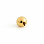 Bague Viktor Ipsē en acier inoxydable doré, forme bombée brillante et design minimaliste