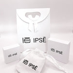 Packaging Ipsē avec sac cadeau blanc, boîtes et pochon en tissu logotés pour bijoux minimalistes